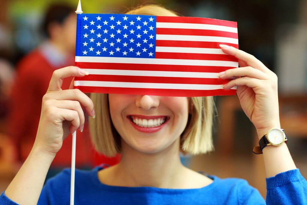 I USA kan du studera med amerikanska studenter under en termin, ett läsår eller en hel utbildning. Oavsett om du vill förbättra din engelska, prova på att läsa ämnen du är nyfiken på eller läsa målinriktad mot ett visst ämnesområde så är studier vid ett amerikanskt college ett bra val. Vi har skolor över hela USA, bl.a. i Santa Monica, Santa Barbara och New York.