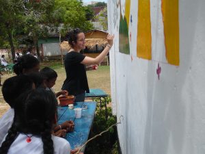 Volontär rita med barn på Sri Lanka