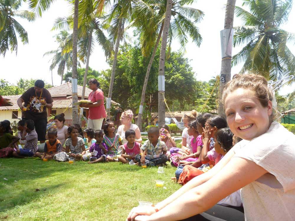 Indien är ett färgstarkt land som lockar många besökare men som på många områden är i stort behov av social utveckling. Vi erbjuder volontärarbete i Goa vid Indiska oceanen, vid Himalayabergen och i storstaden Jaipur. Typiska volontärprojekt är inom undervisning, barnhem och kvinnors utveckling.