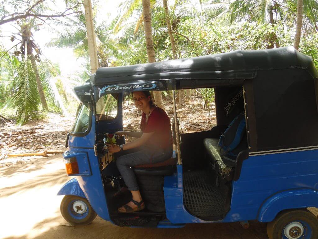 Volontär köra rickshaw på Sri Lanka
