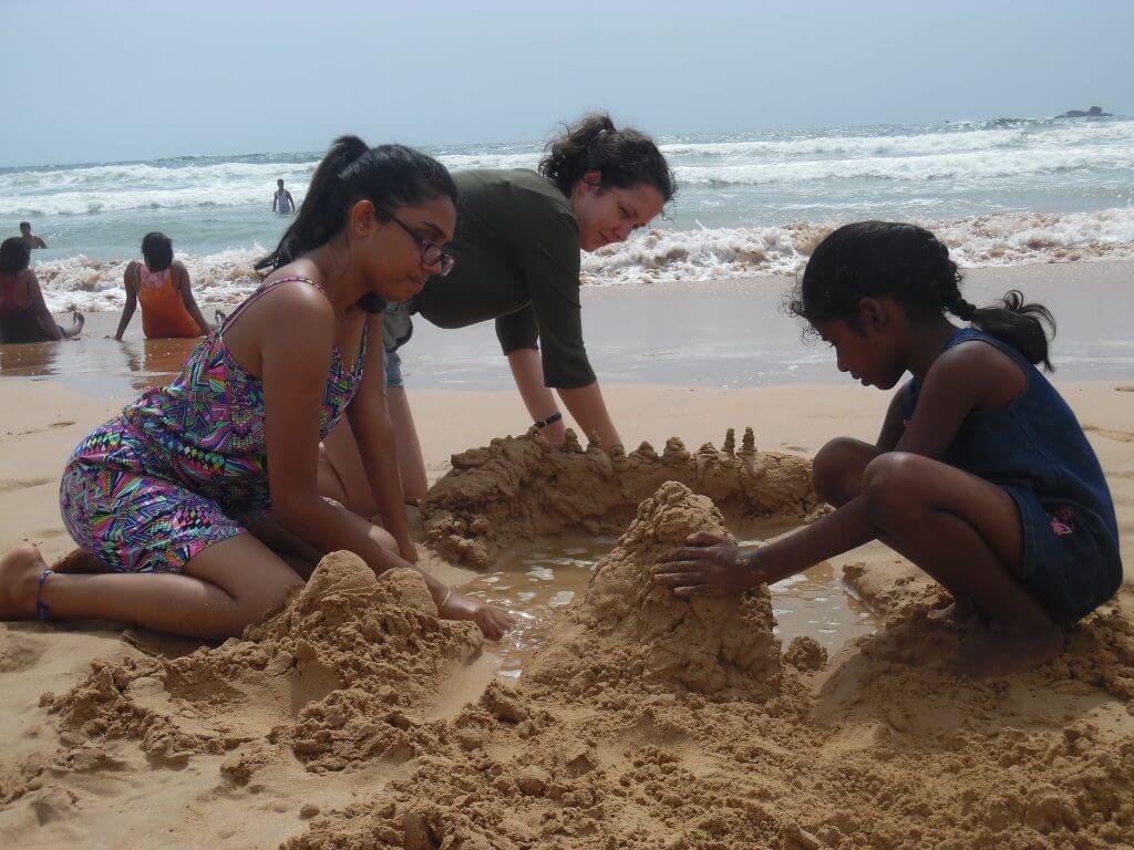 Volontär leka på stranden Sri Lanka
